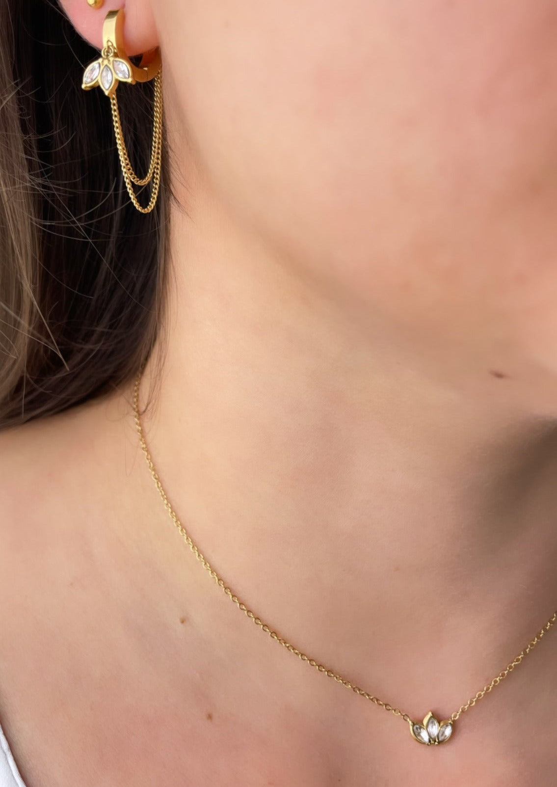 KIARA - Collier avec pendentif feuillage serti de zircones