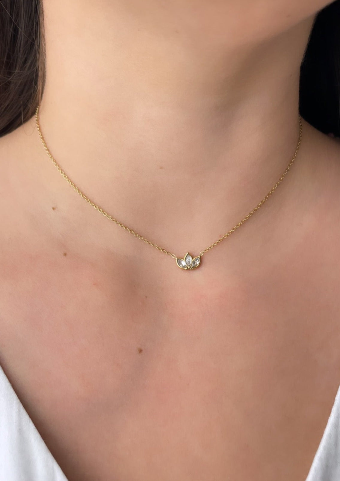 KIARA - Collier avec pendentif feuillage serti de zircones