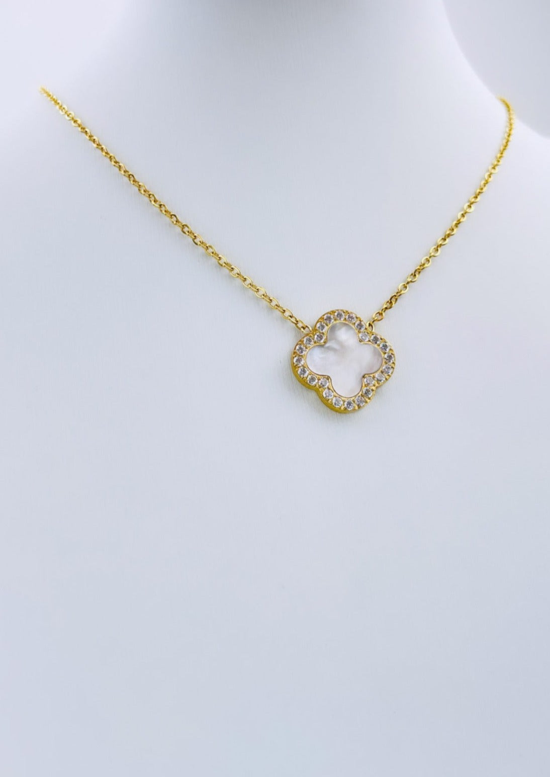 TREFLE - Collier avec pendentif en forme de trèfle, nacre et zirconias
