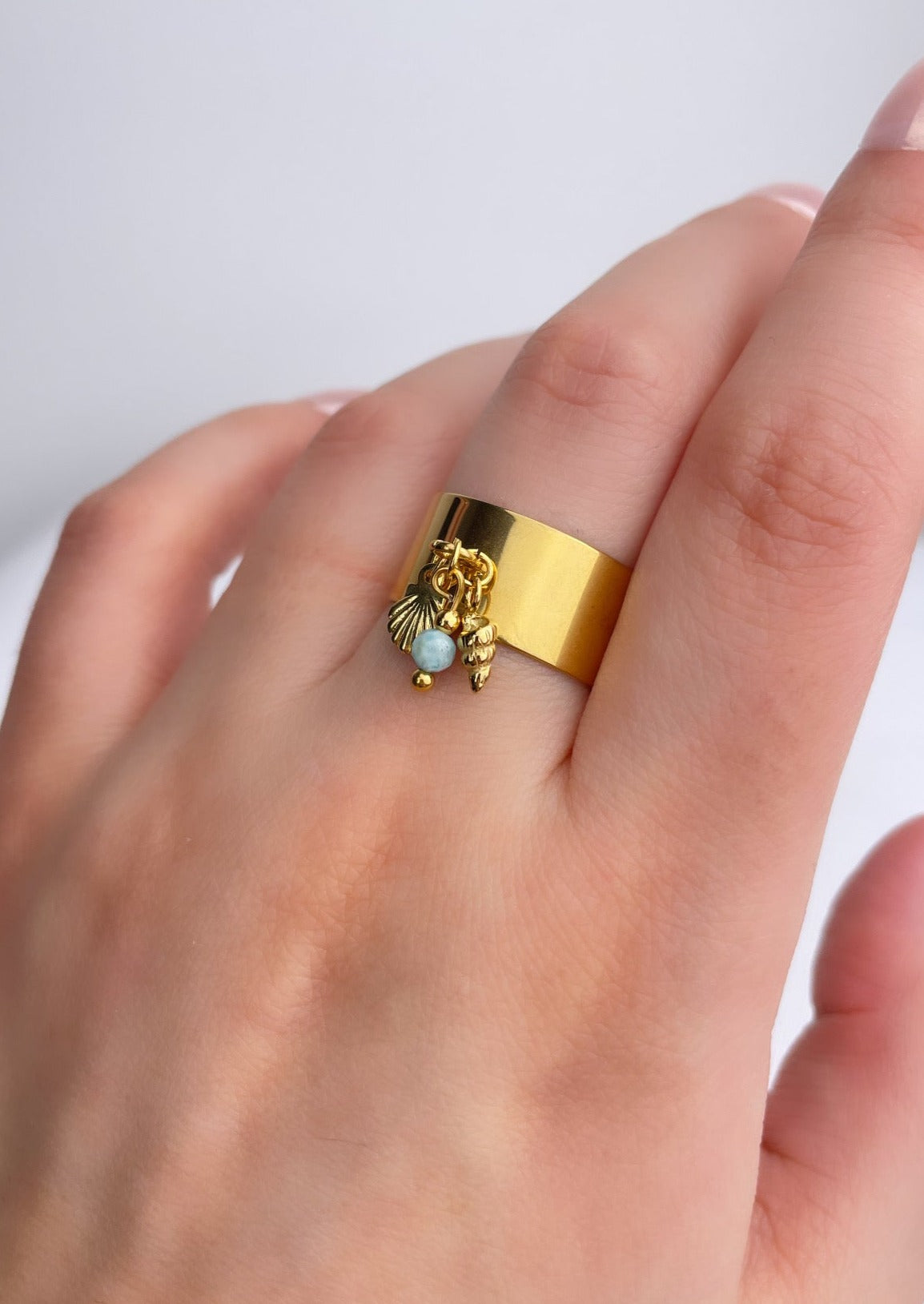 BLUE LAGOON - Bague dorée avec breloques pierre naturelle (Larimar)
