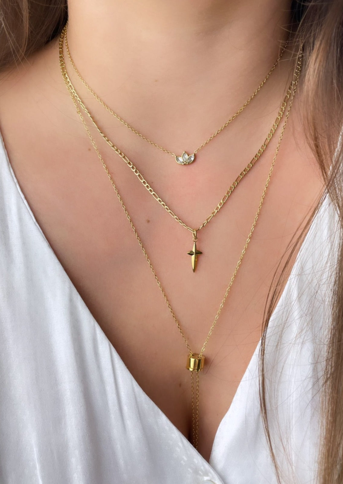 KIARA - Collier avec pendentif feuillage serti de zircones