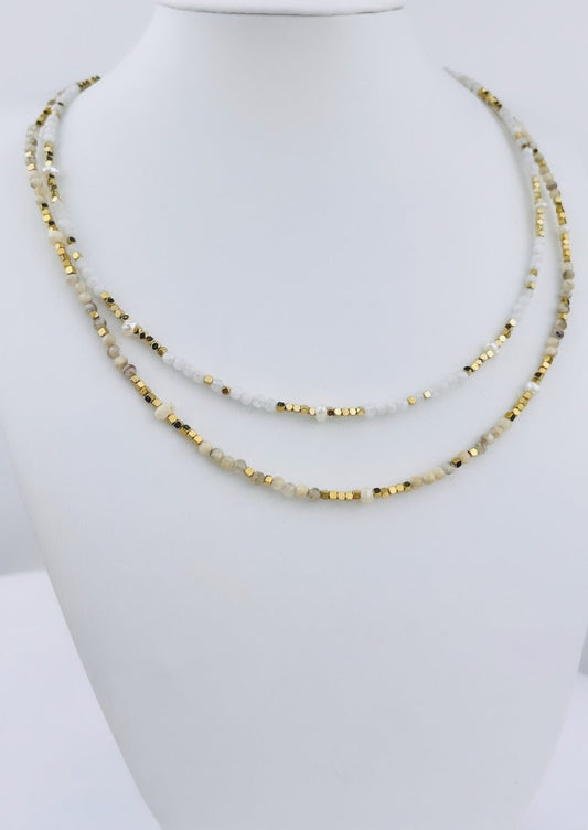 ELINE - Collier doré, pierres naturelles (Agate blanche ou Jaspe) et perles d'eau douce