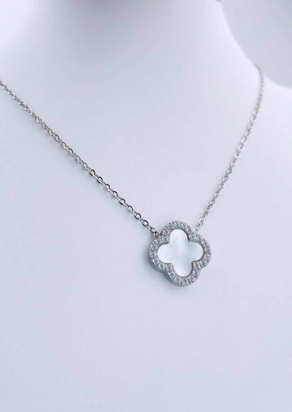 TREFLE - Collier avec pendentif en forme de trèfle, nacre et zirconias