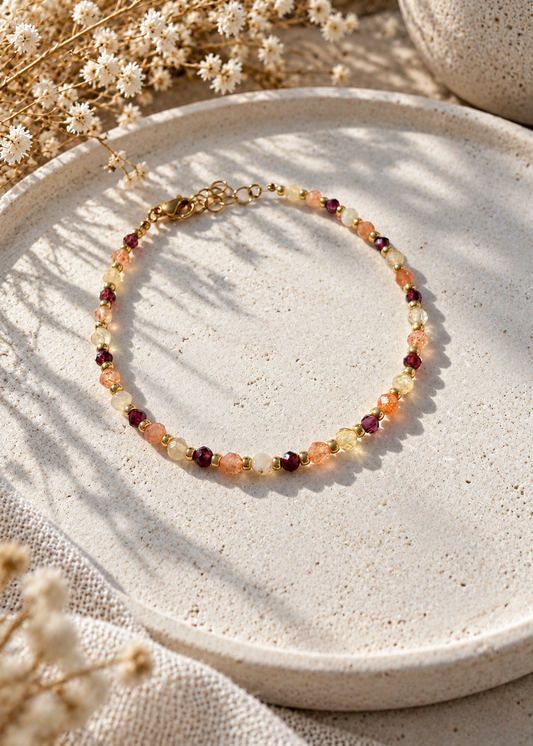 Bracelet composé de 3 pierres grenat, pierre de soleil, citrine et de perles en verre dorées