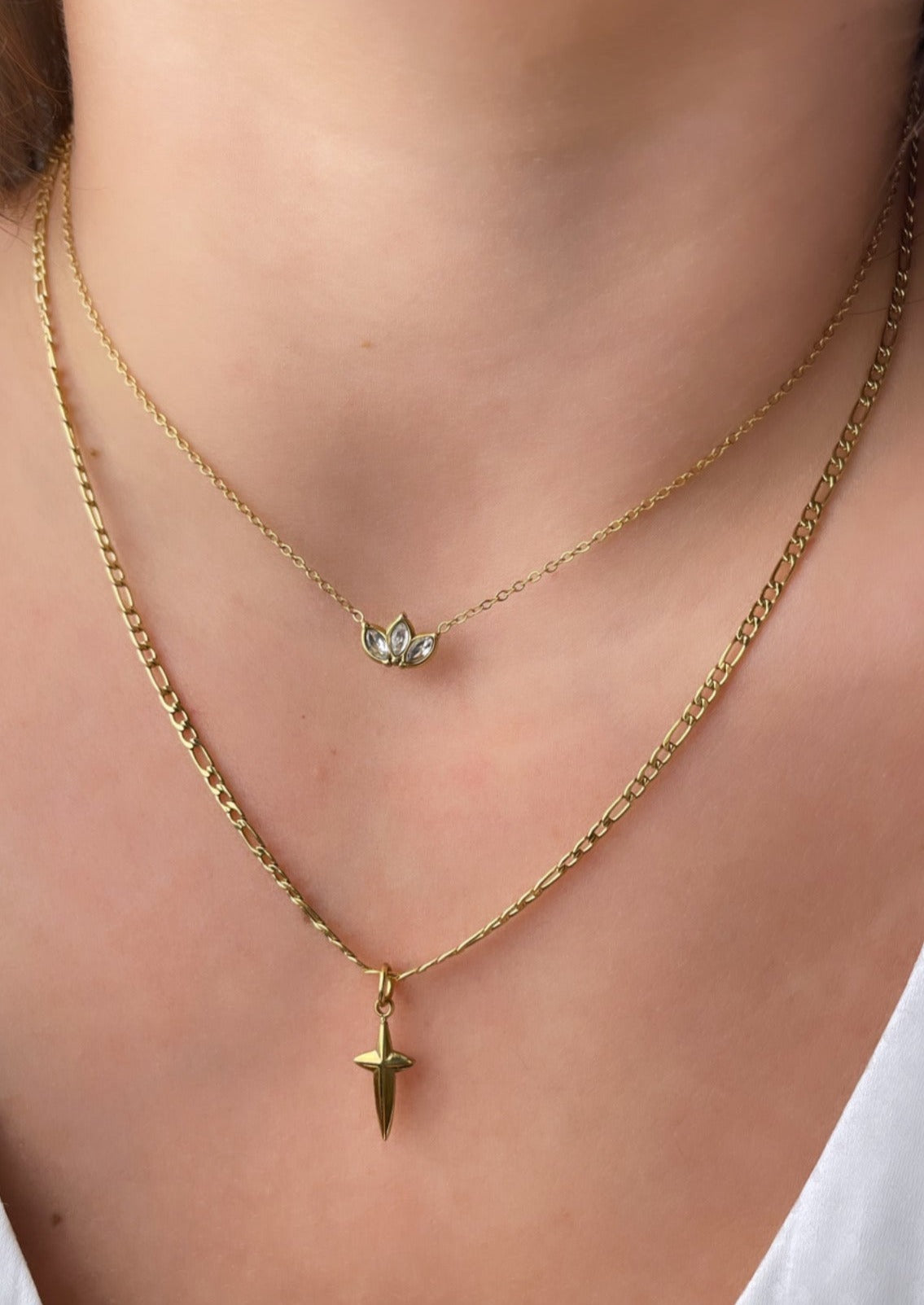 KIARA - Collier avec pendentif feuillage serti de zircones