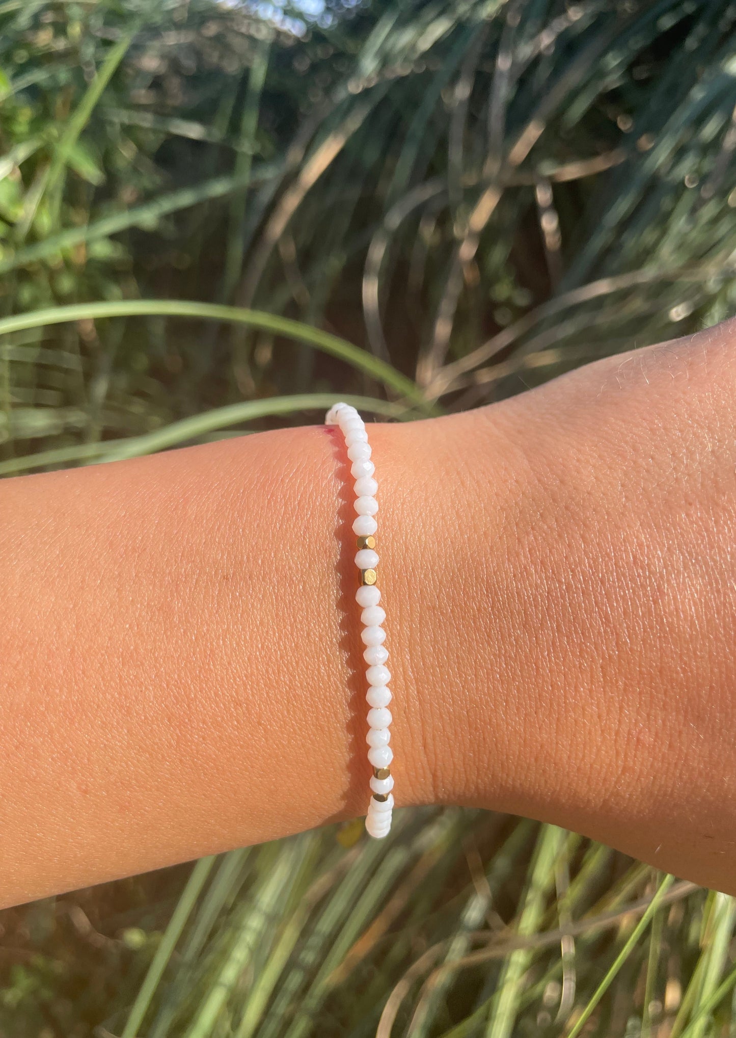 PUR - Bracelet en perles dorées et Quartz