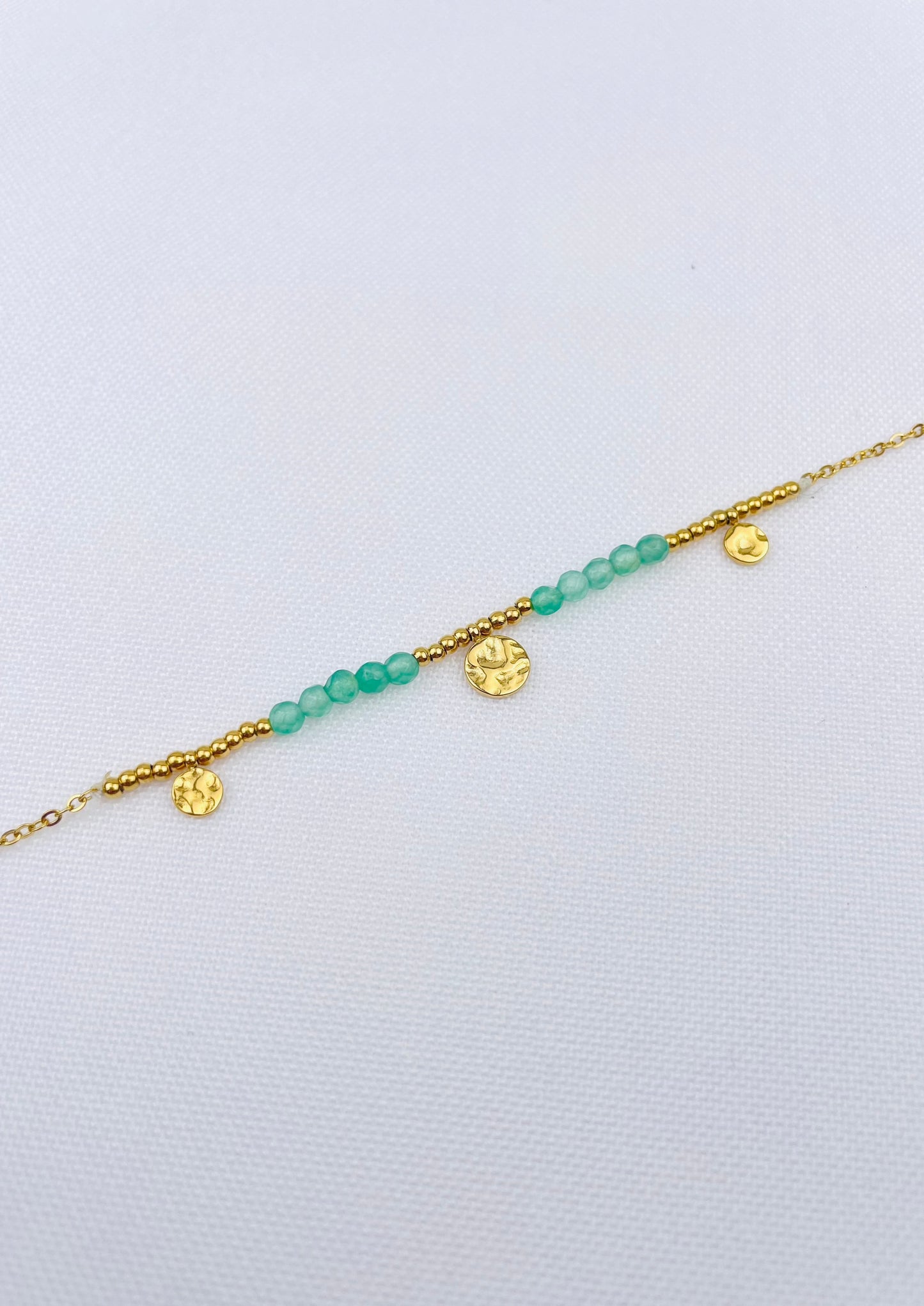 ELLA - Bracelet doré, breloques et pierres vertes