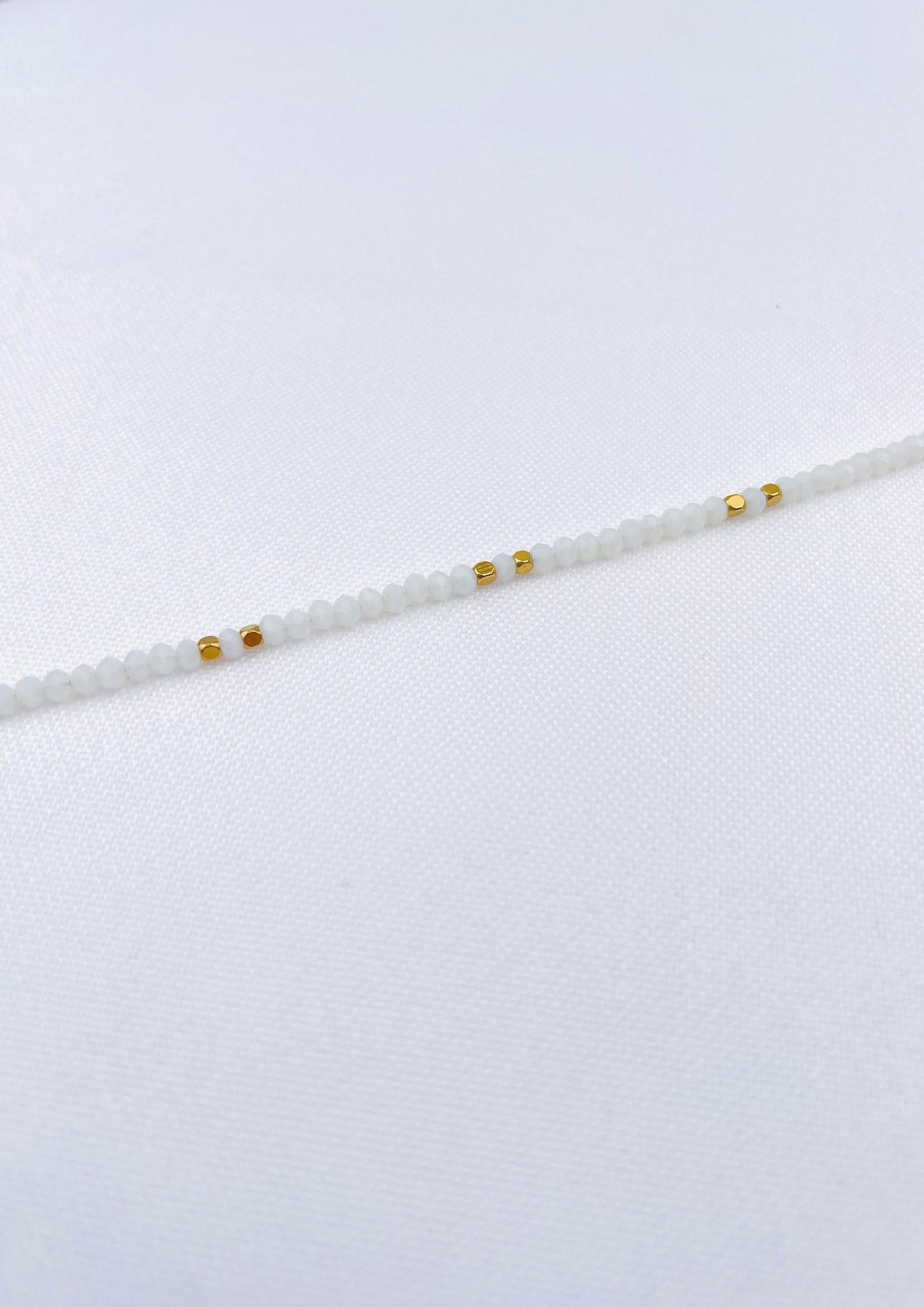 PUR - Bracelet en perles dorées et Quartz