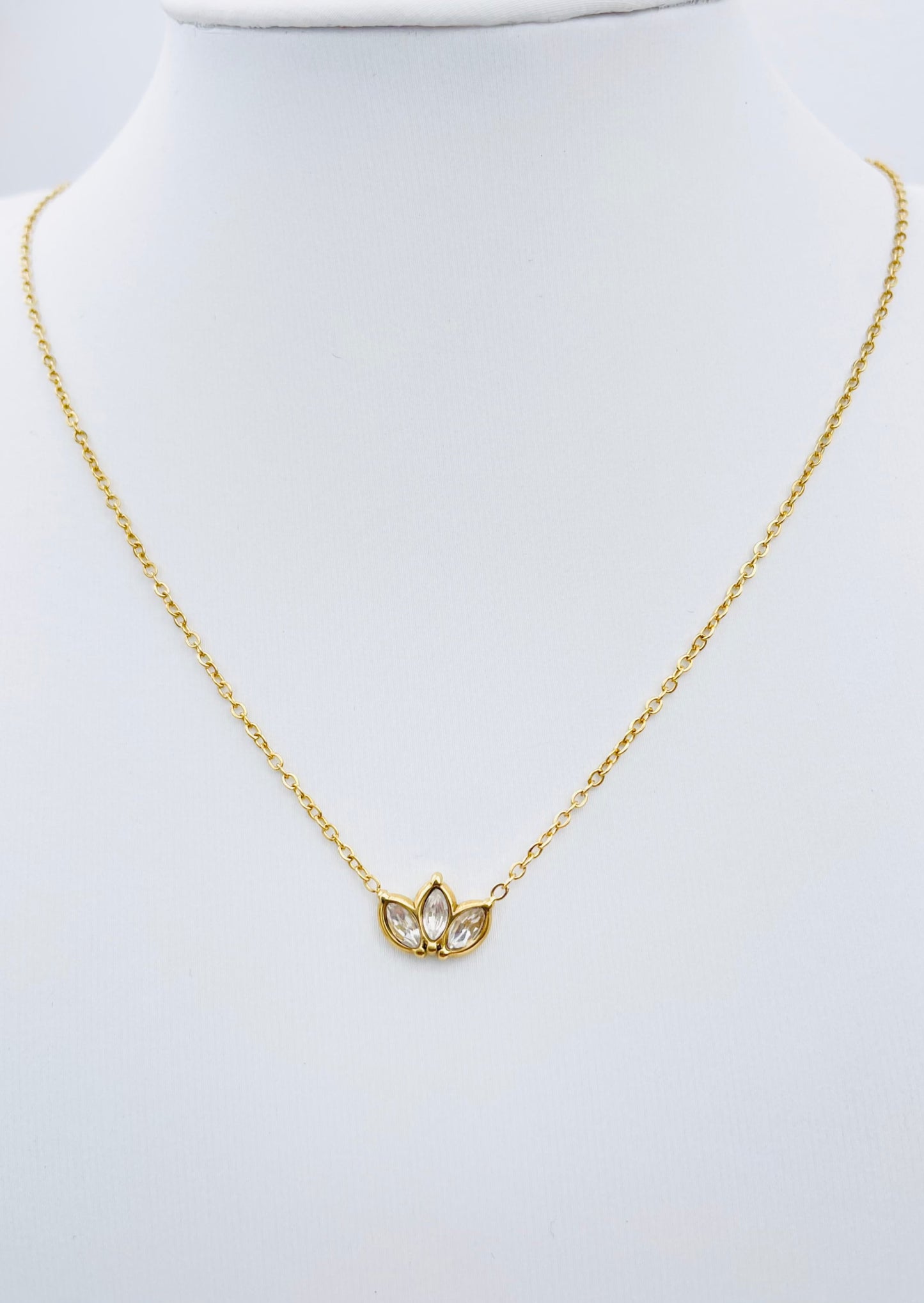 KIARA - Collier avec pendentif feuillage serti de zircones