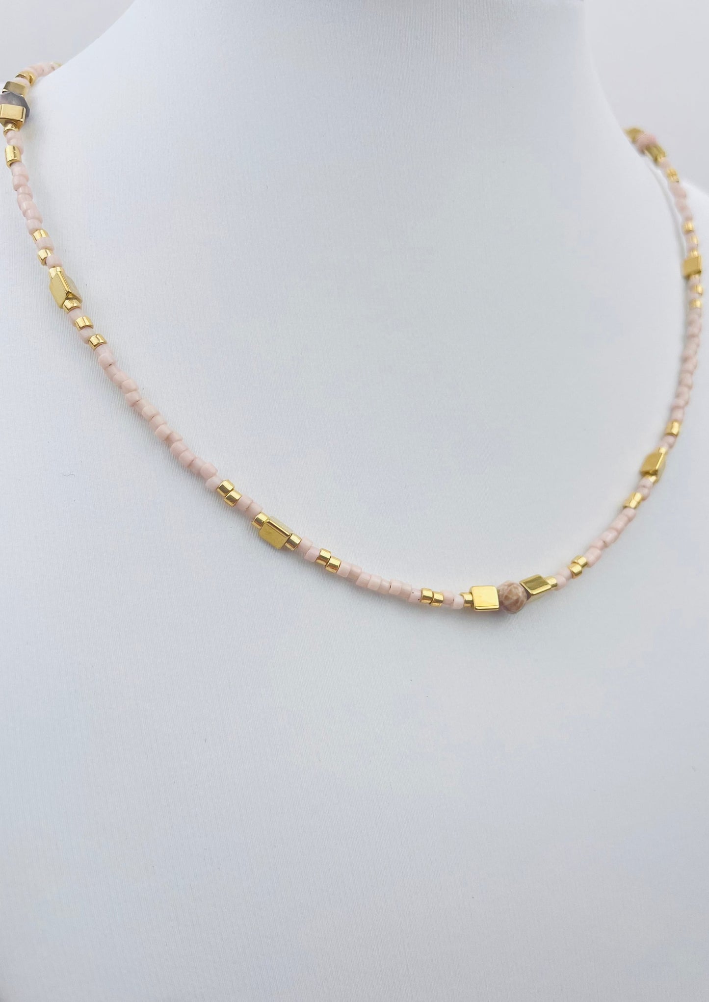 BELLA - Collier doré et rose en pierre naturelle