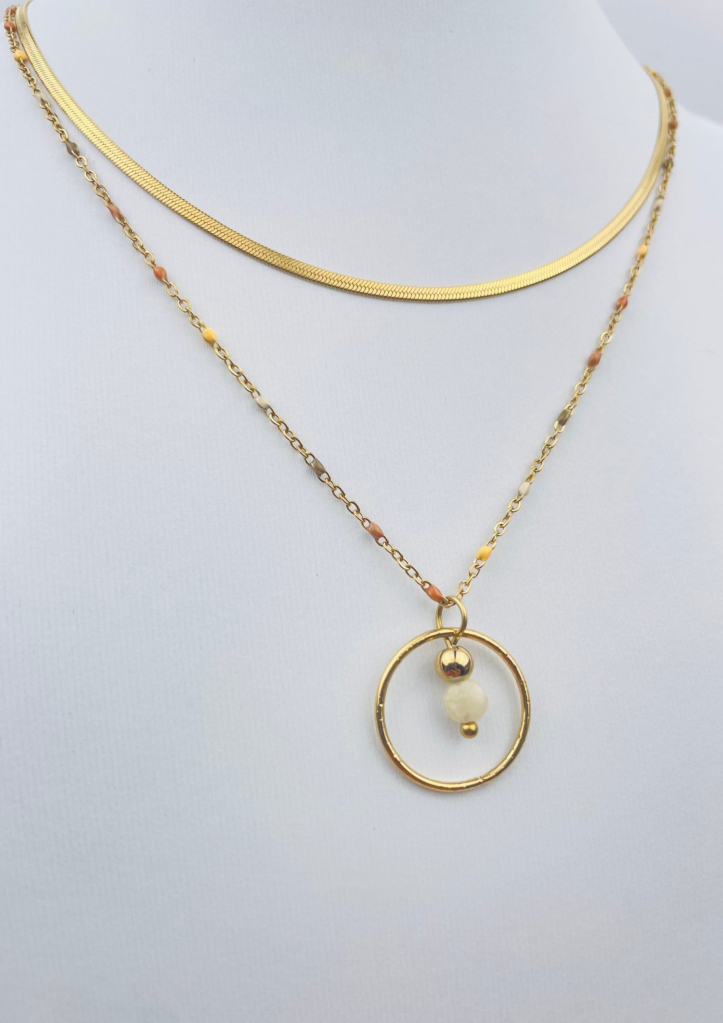 LYNA - Collier doré double chaîne et son pendentif