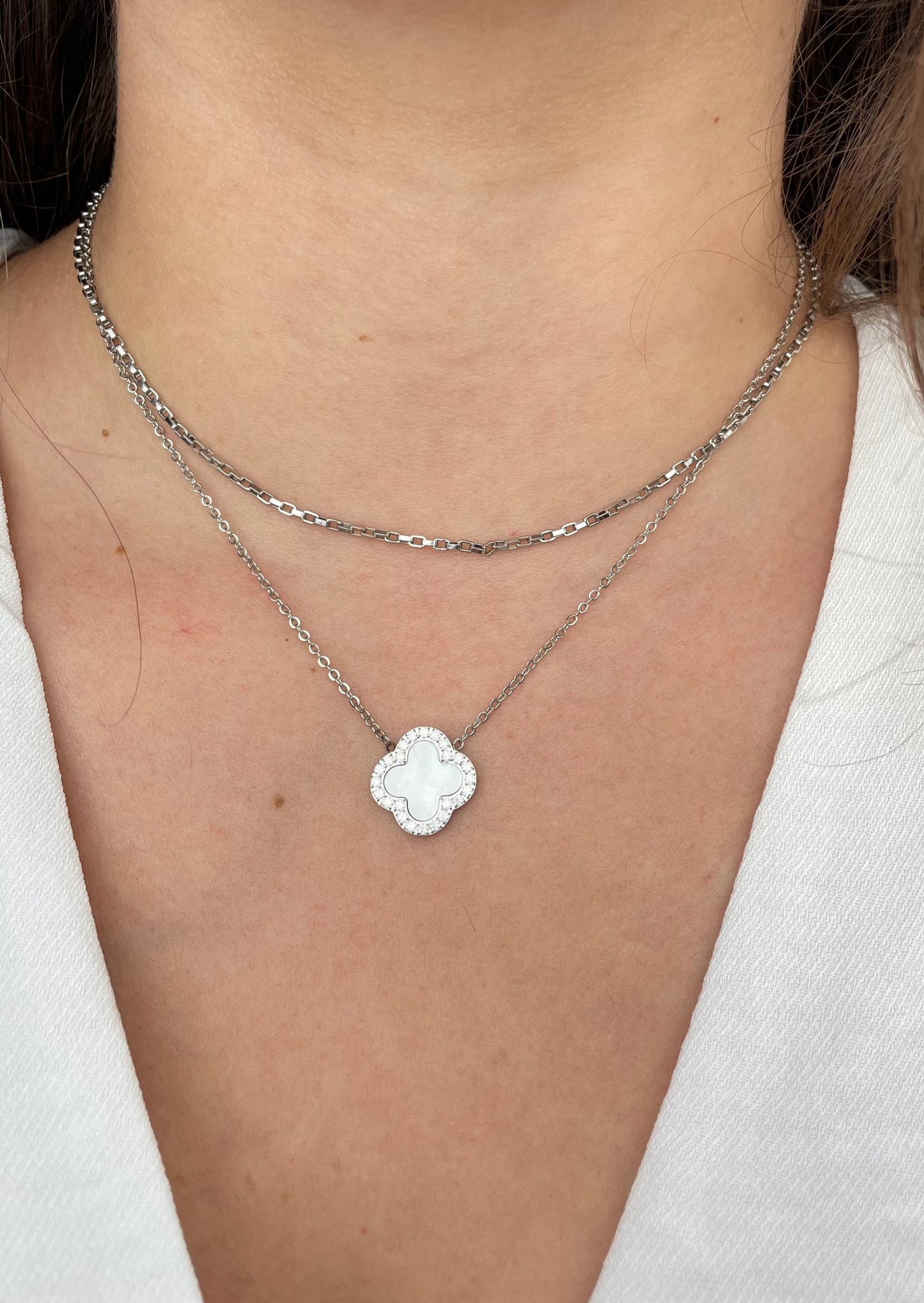 TREFLE - Collier avec pendentif en forme de trèfle, nacre et zirconias