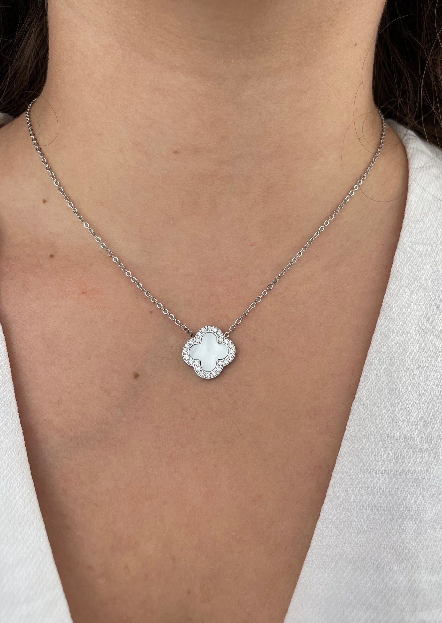 TREFLE - Collier avec pendentif en forme de trèfle, nacre et zirconias