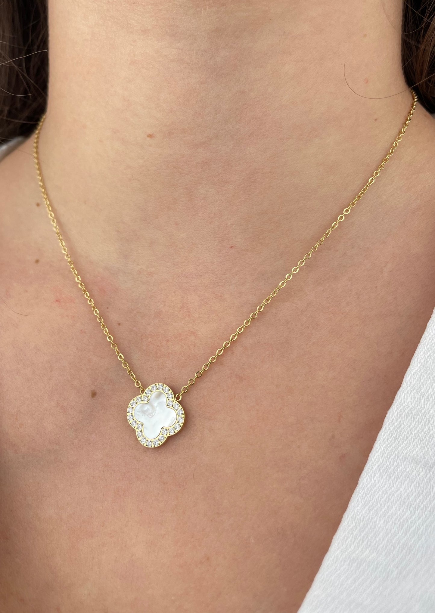 TREFLE - Collier avec pendentif en forme de trèfle, nacre et zirconias