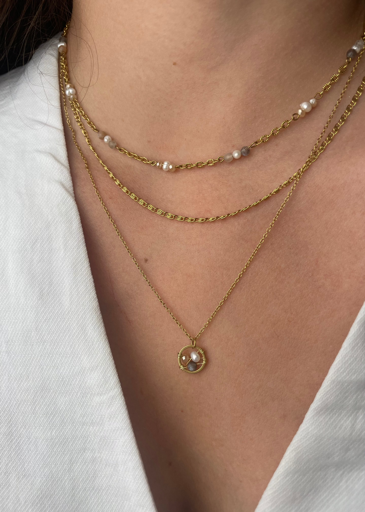 NIDY - Collier doré et son pendentif composé de 3 perles