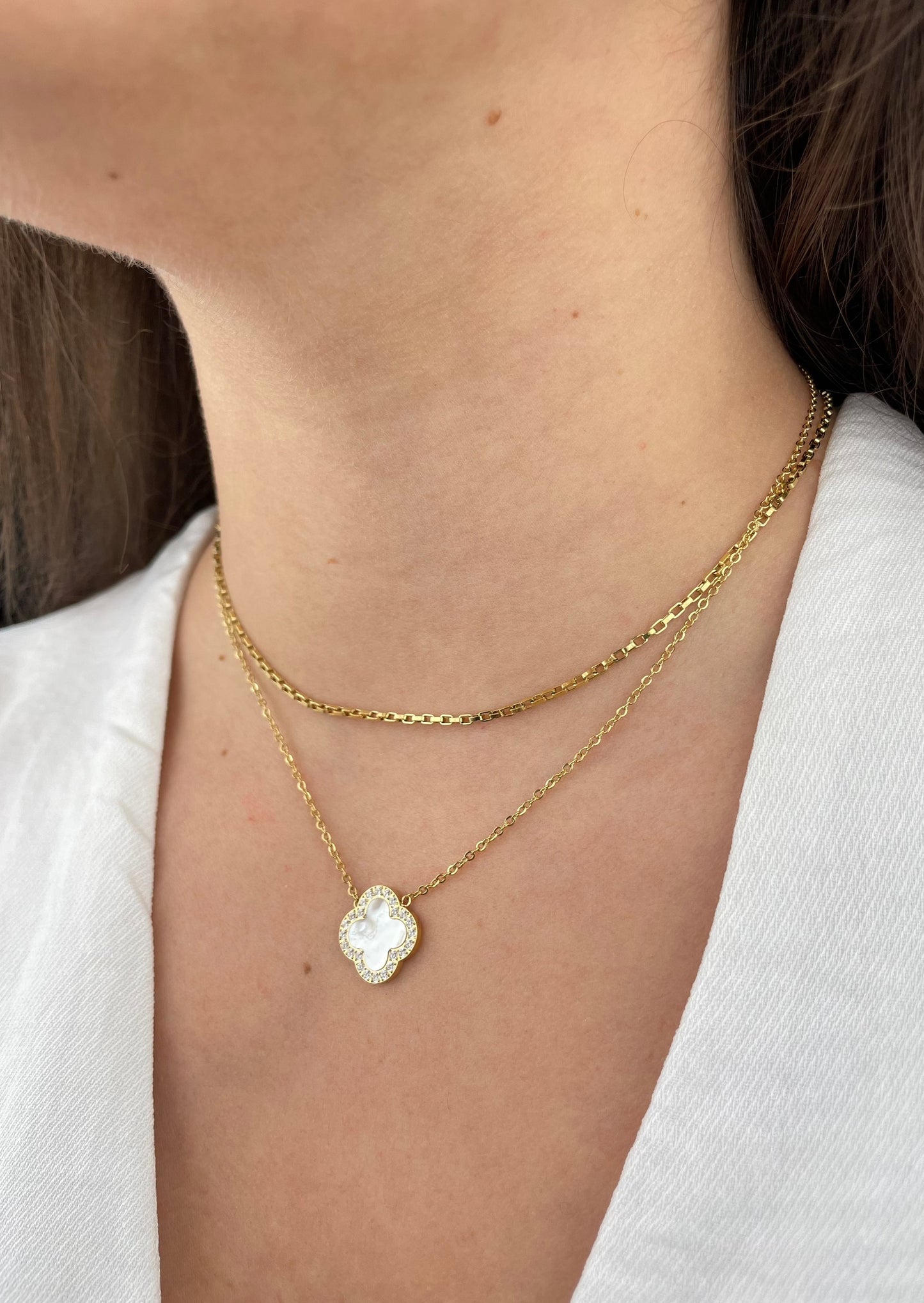 TREFLE - Collier avec pendentif en forme de trèfle, nacre et zirconias