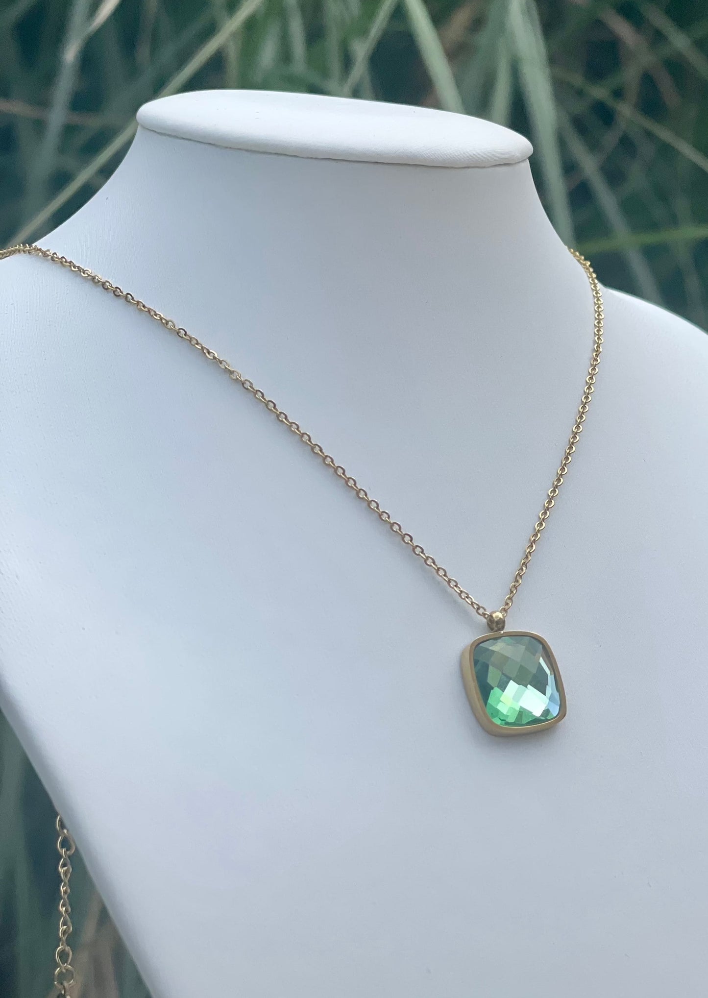 VALIA - Collier doré et pendentif pierre verte