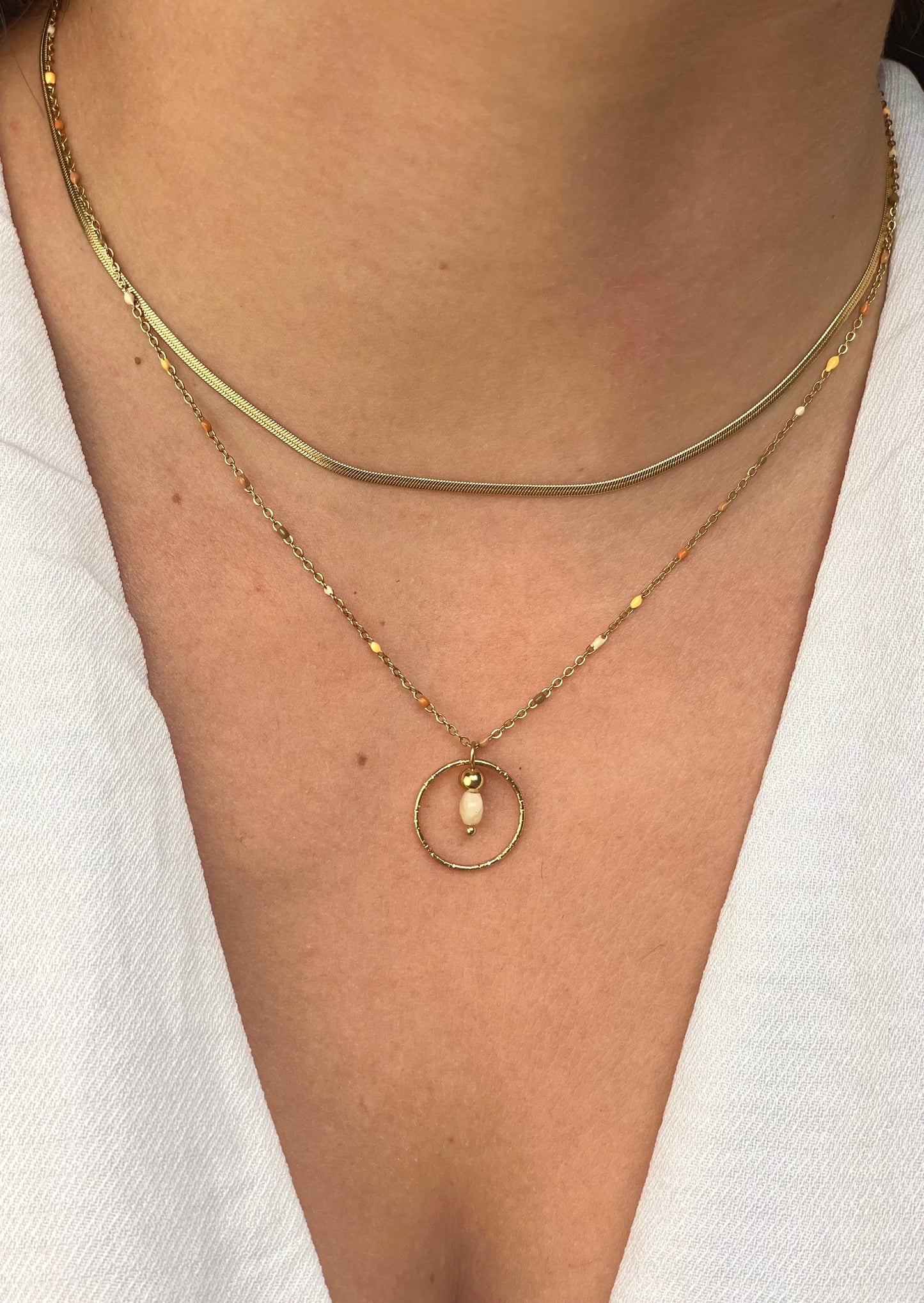 LYNA - Collier doré double chaîne et son pendentif
