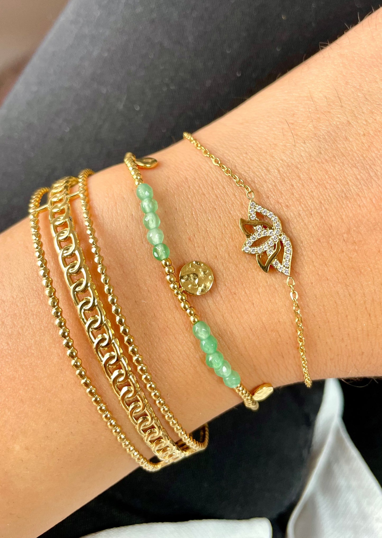 ELLA - Bracelet doré, breloques et pierres vertes