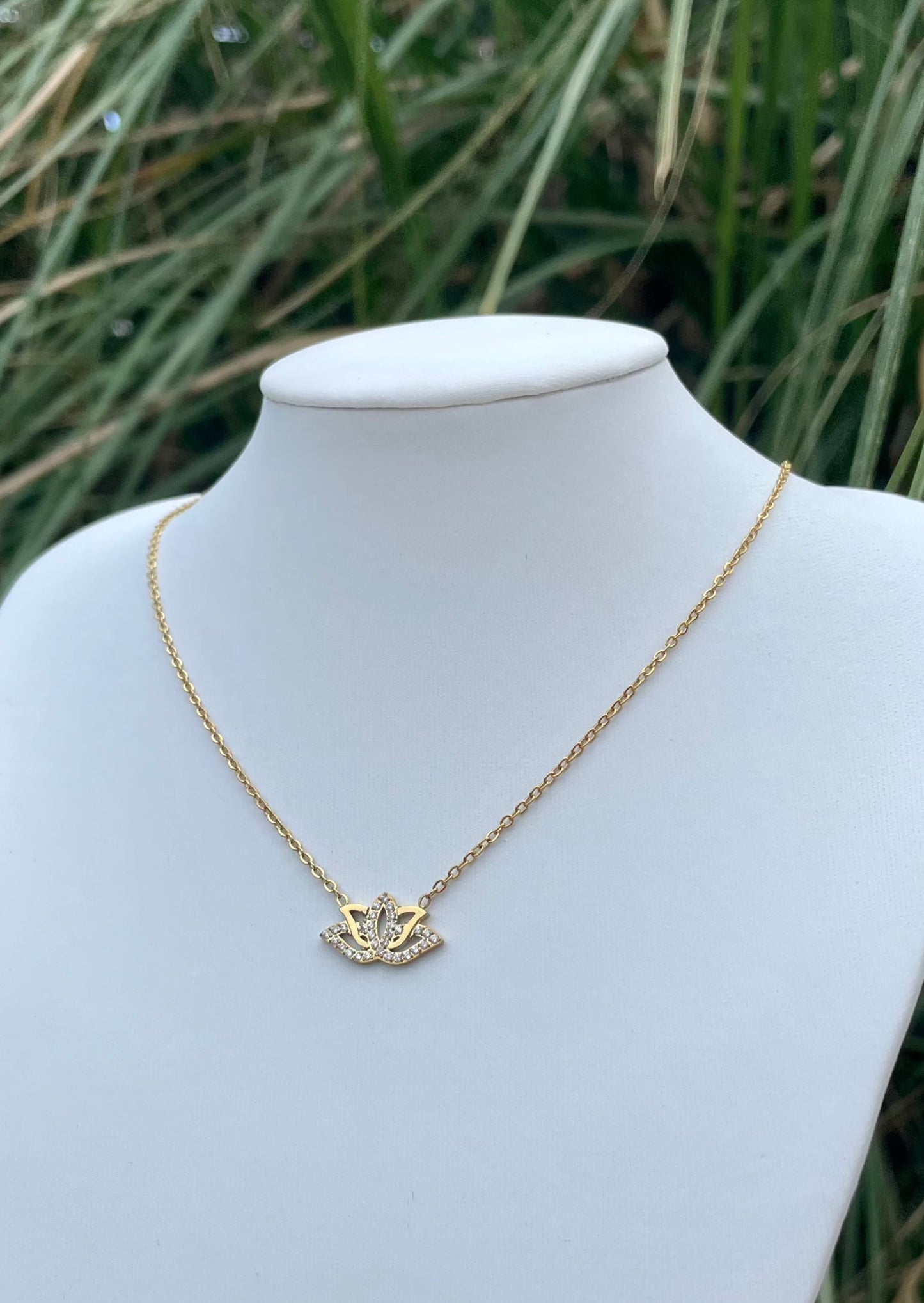 LOTUS - Collier fleur de lotus et zirconias