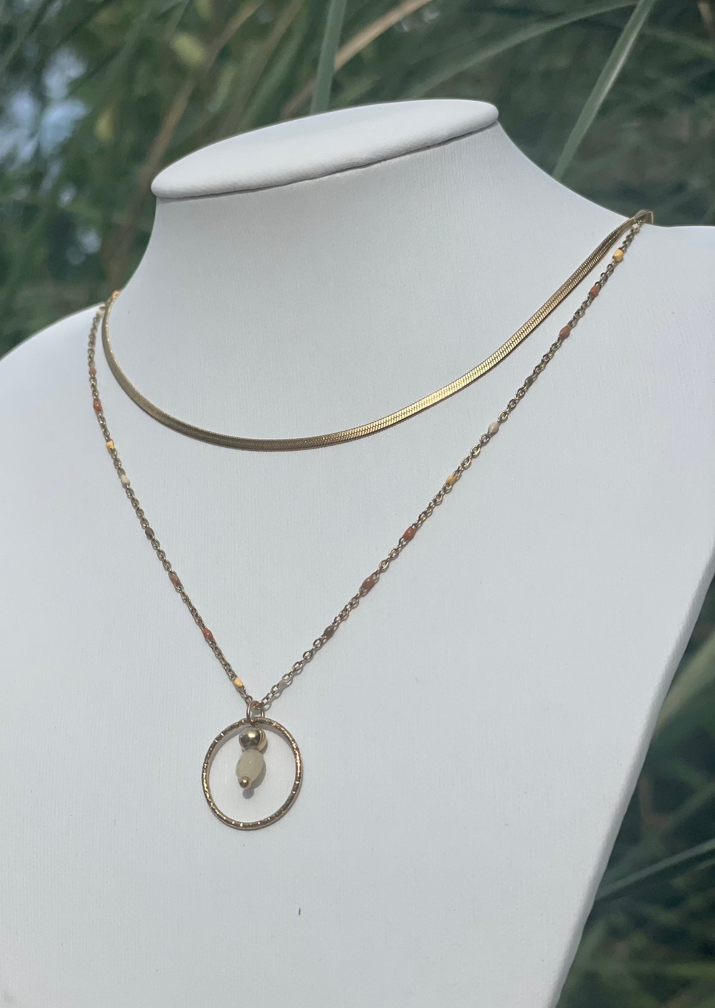 LYNA - Collier doré double chaîne et son pendentif