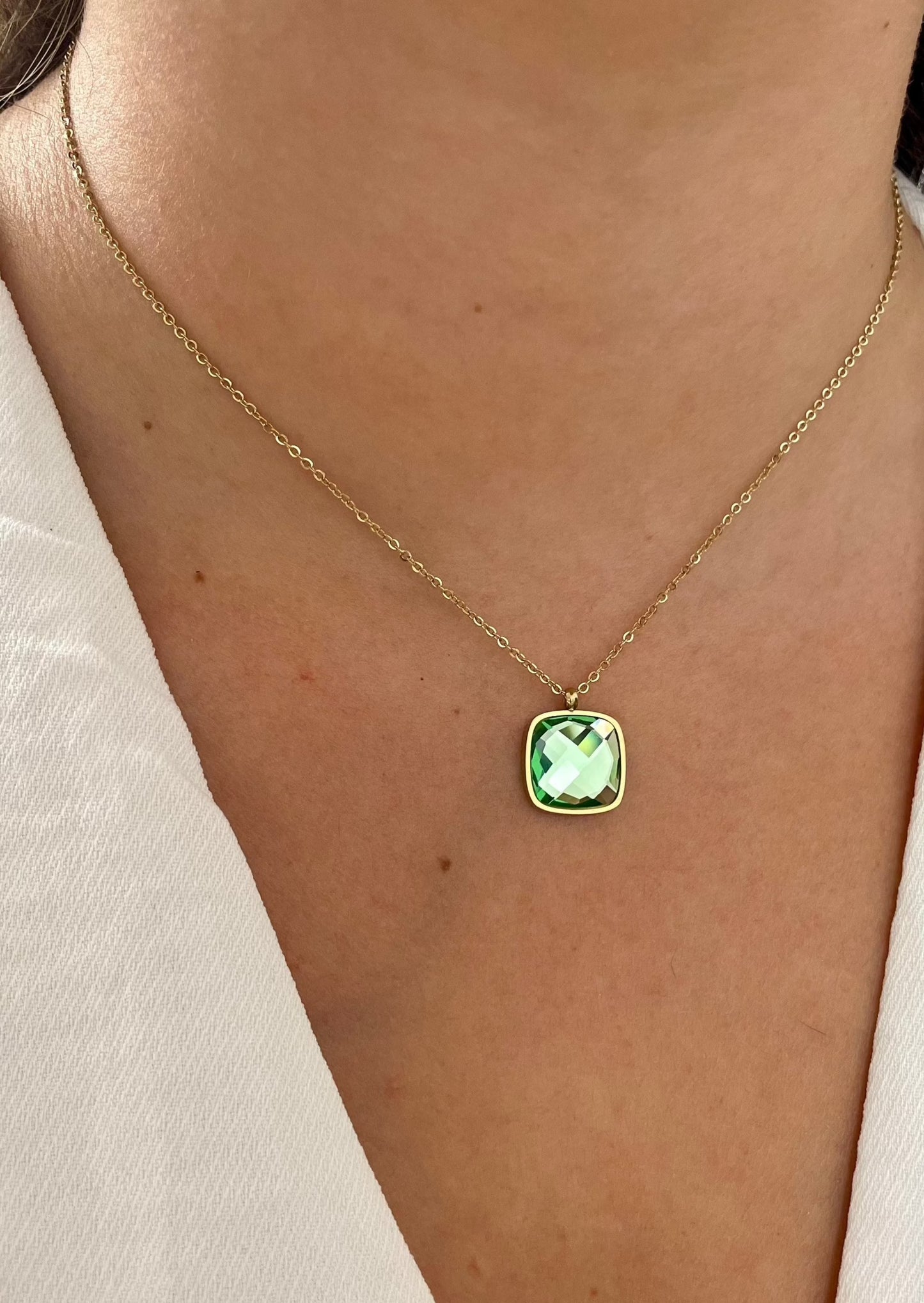VALIA - Collier doré et pendentif pierre verte
