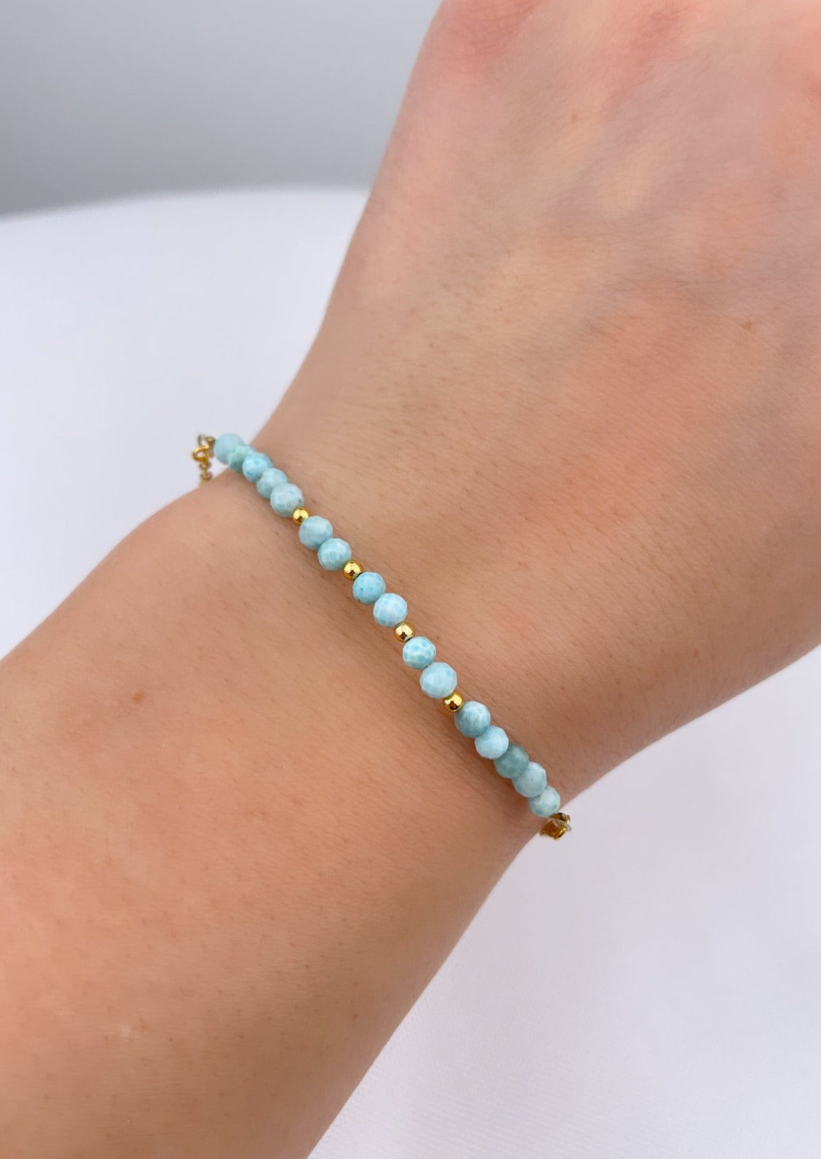 BLUE LAGOON 2 - Bracelet doré, pierres naturelles (Larimar)