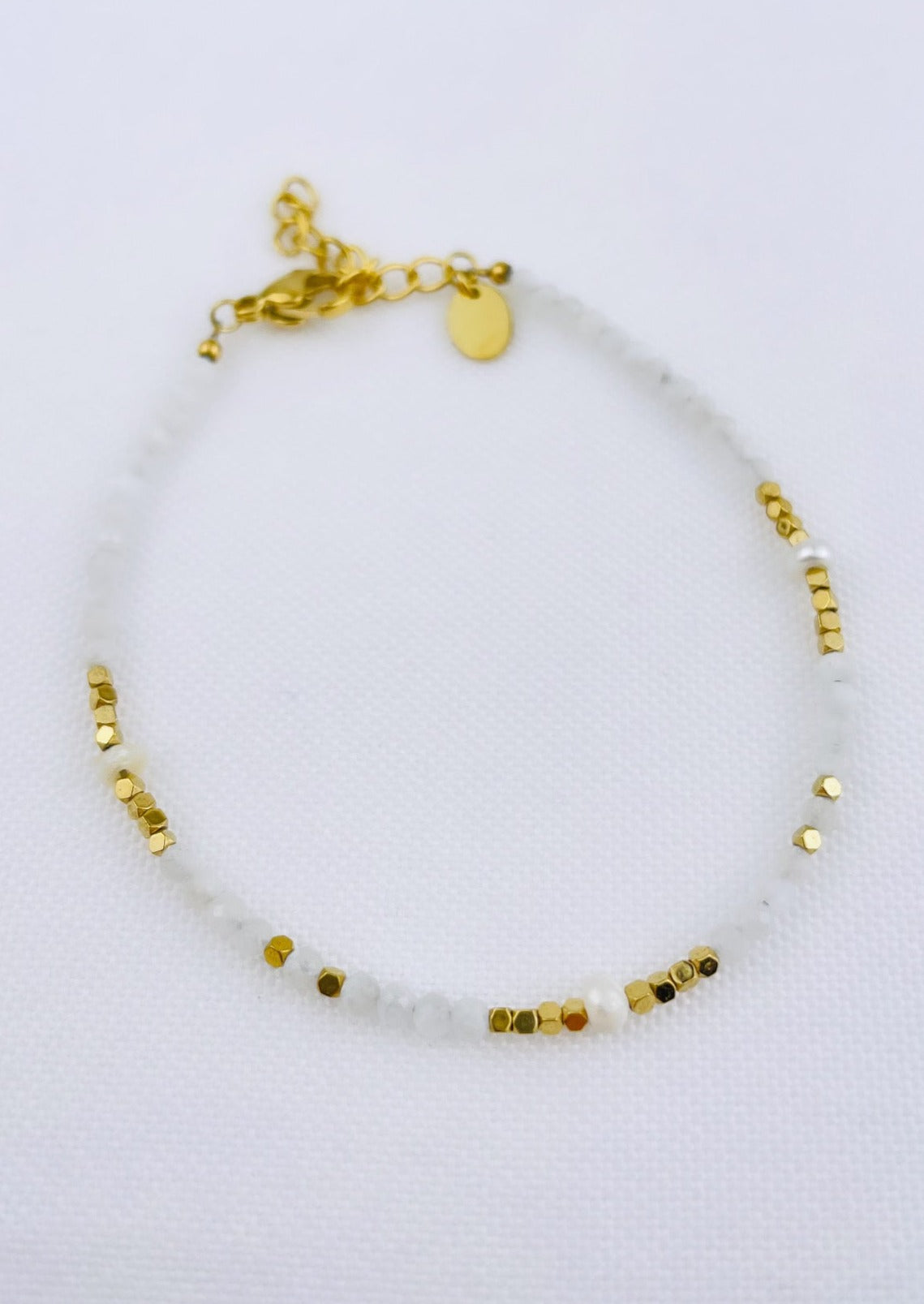 ELINE - Bracelet doré, pierres naturelles (Agate blanche ou Jaspe) et perles d'eau douce