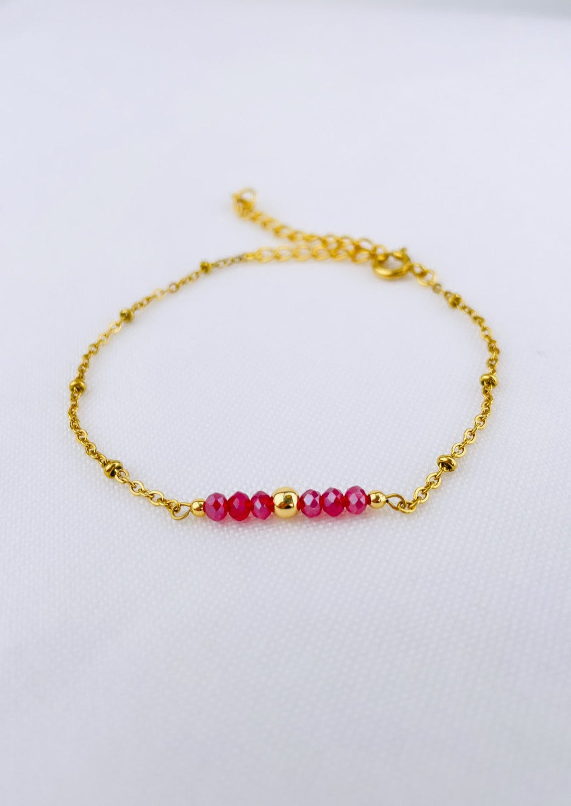 RUBY - Gold bracelet and red beads