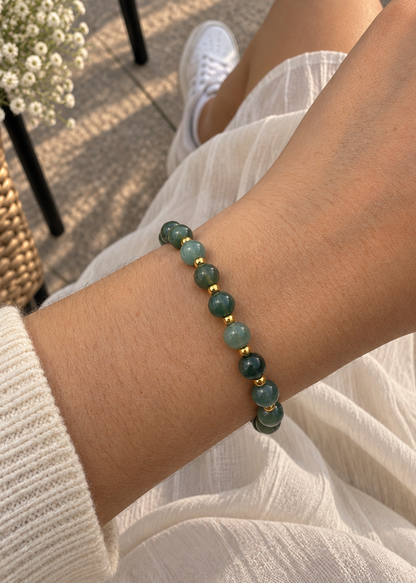 Le jade vert est traditionnellement associé à l’harmonie, à l’équilibre et à la sérénité. Il évoque également la chance et la prospérité, avec une symbolique douce et apaisante.