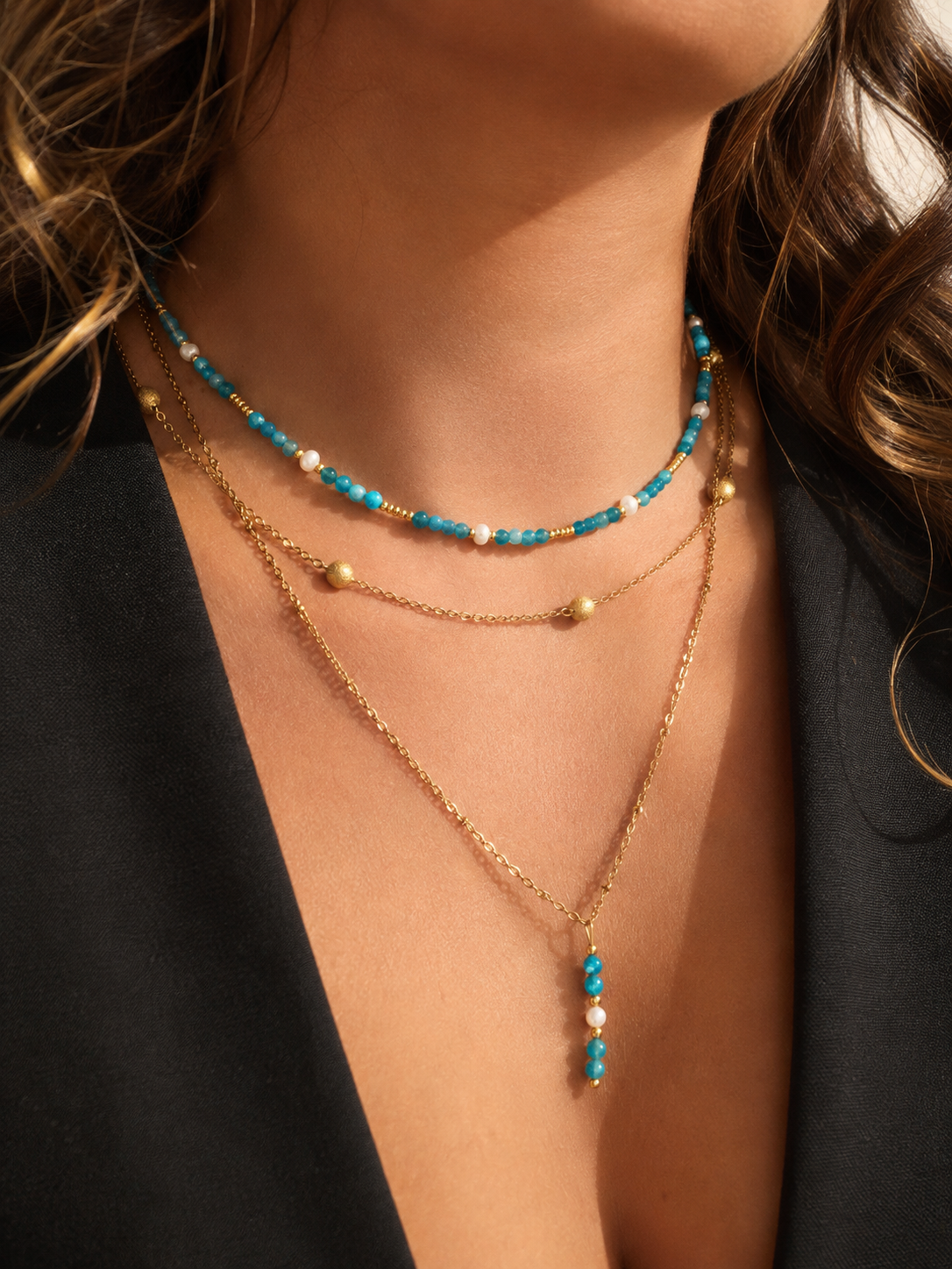 LILI - Collier 1 chaine composé d'une perle naturelle et de pierres fines