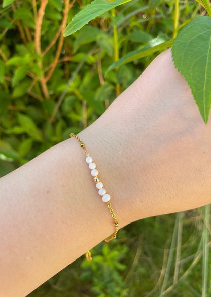 MIA - Golden bracelet and freshwater pearls