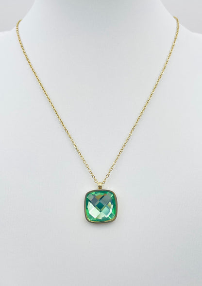 VALIA - Golden necklace and green stone pendant